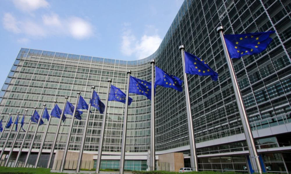 Η Ευρωπαϊκή Ένωση απειλεί να σύρει τη Βρετανία στα δικαστήρια